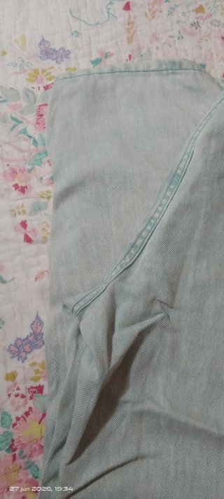 Pantalón vaquero azul con botones