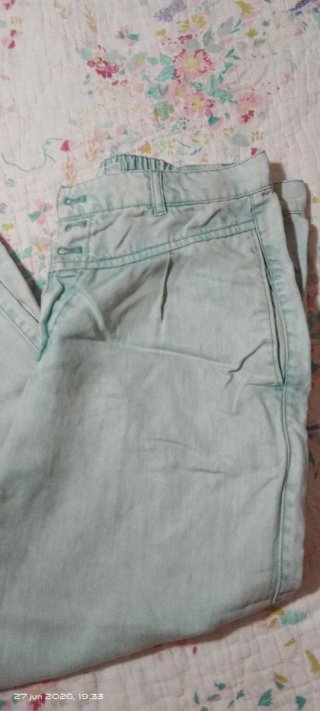 Pantalón vaquero azul con botones