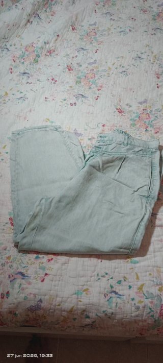 Pantalón vaquero azul con botones