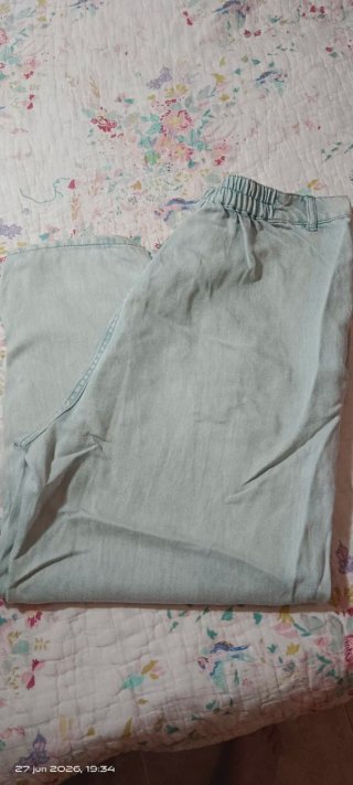 Pantalón vaquero azul con botones