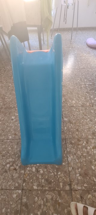 Tobogán infantil azul y naranja