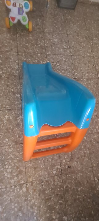 Tobogán infantil azul y naranja