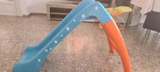 Tobogán infantil azul y naranja