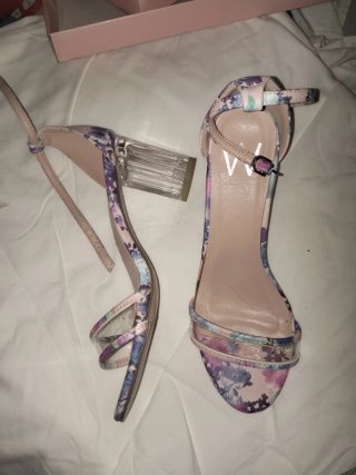 Zapatos de tacón floral con tiras transparentes