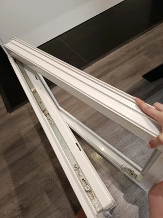 Ventana blanca con marco