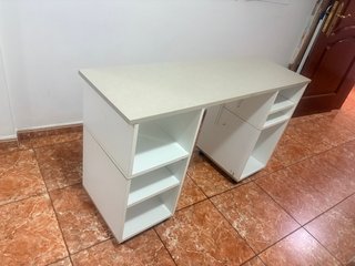 Mesa ideal para manicura con ruedas
