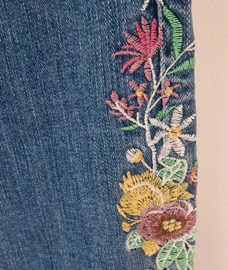 Pantalón pitillo tobillero bordado.