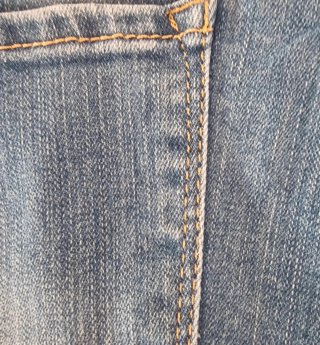 Pantalón pitillo tobillero bordado.