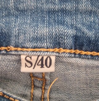 Pantalón pitillo tobillero bordado.
