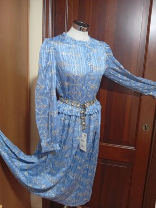 Abito azzurro in organza ricamato con cinta Zara