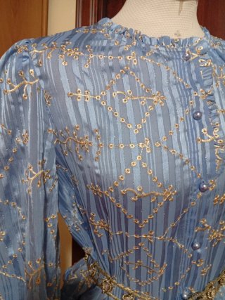 Abito azzurro in organza ricamato con cinta Zara