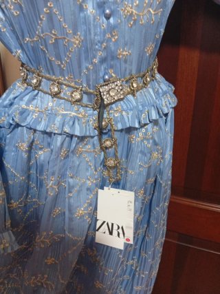 Abito azzurro in organza ricamato con cinta Zara