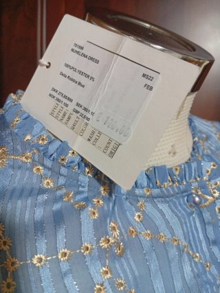 Abito azzurro in organza ricamato con cinta Zara