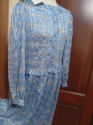 Abito azzurro in organza ricamato con cinta Zara