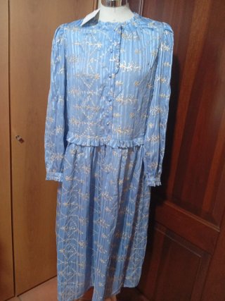 Abito azzurro in organza ricamato con cinta Zara