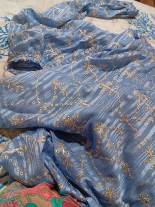 Abito azzurro in organza ricamato con cinta Zara