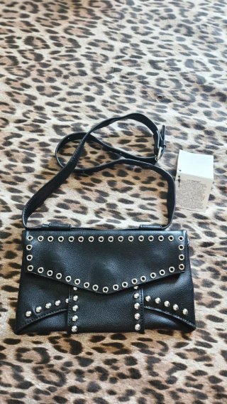 Riñonera/bolso bandolera negro con tachuelas nueva