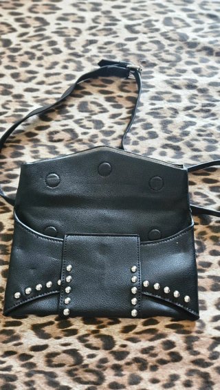 Riñonera/bolso bandolera negro con tachuelas nueva