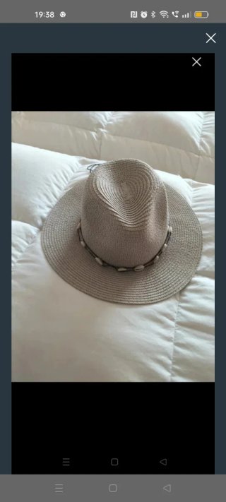 Sombrero de playa gris con conchas