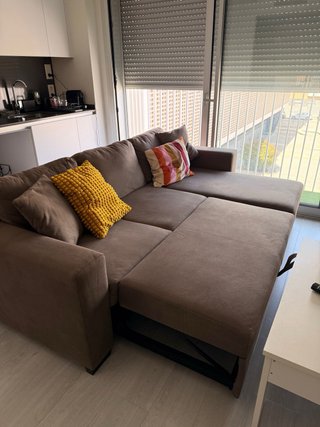 Sofá cama marrón con chaise longue