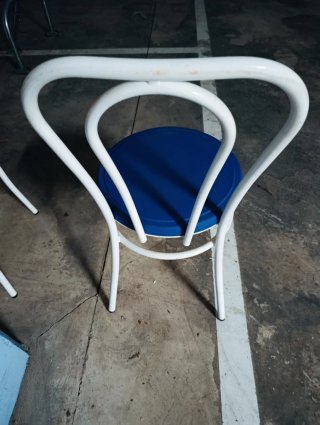 Juego de 4 sillas metálicas azules