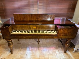 Antiguo pianoforte de mesa