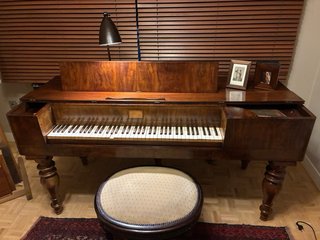 Antiguo pianoforte de mesa