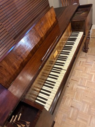 Antiguo pianoforte de mesa