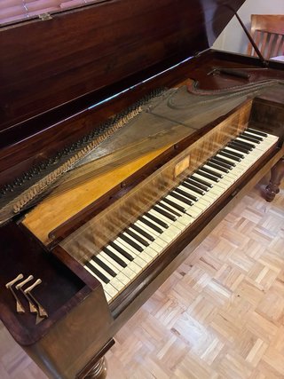 Antiguo pianoforte de mesa