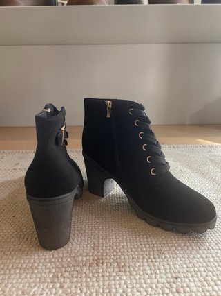 Botines negros con cordones y cremallera