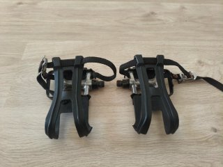 Pedales de bicicleta con correas