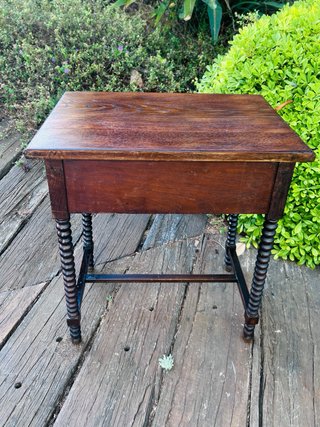Mesa auxiliar antigua Juan Busquets – Barcelona
