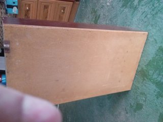 Estantería de madera con cajón