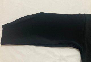 Capa negra con botón dorado