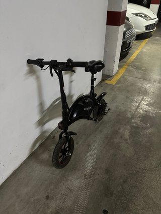 Bicicleta eléctrica tipo scooter negra