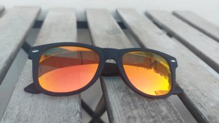 Gafas de sol negras y naranjas
