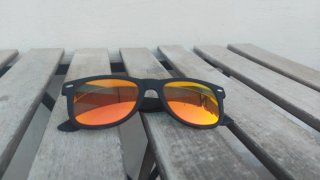 Gafas de sol negras y naranjas