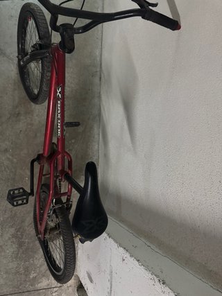Bici BMX roja
