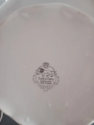 Sopera de porcelana con detalles dorados