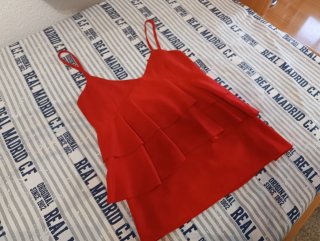 Camiseta de tirantes roja con volantes