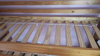 Cómodas de madera color miel, litera transformable