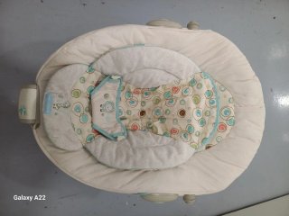 Hamaca infantil reclinable con música