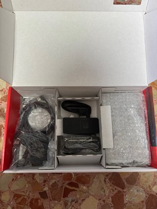 Nintendo Switch + Mando Pro + MicroSD + Protector.