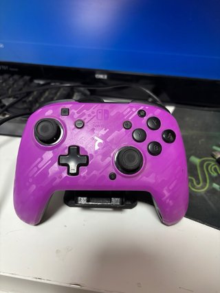 Nintendo Switch + Mando Pro + MicroSD + Protector.