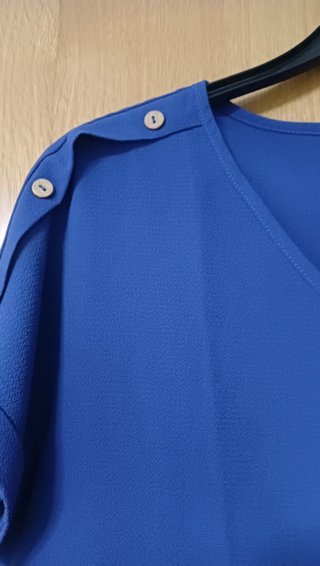 Blusa azul con botones