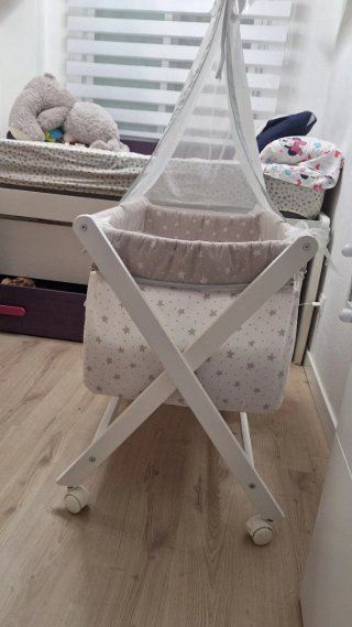 Moisés de madera con dosel