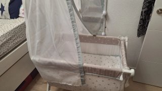 Moisés de madera con dosel