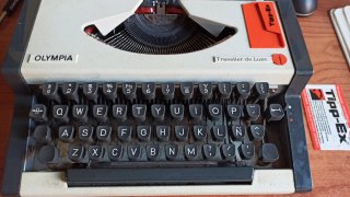 Máquina de escribir Olympia Traveller de Luxe