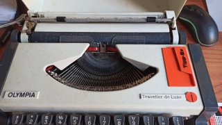 Máquina de escribir Olympia Traveller de Luxe