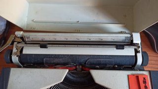 Máquina de escribir Olympia Traveller de Luxe
